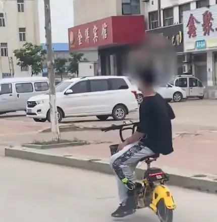 江苏小伙戴耳机花式骑车,侧身大马路走s路,网友一点也不帅