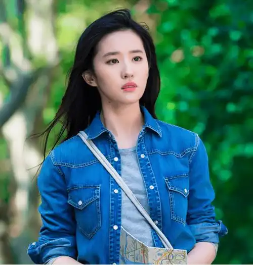 刘亦菲衣品事业线同步开挂,基础款连衣裙配大草帽,居然也美成仙