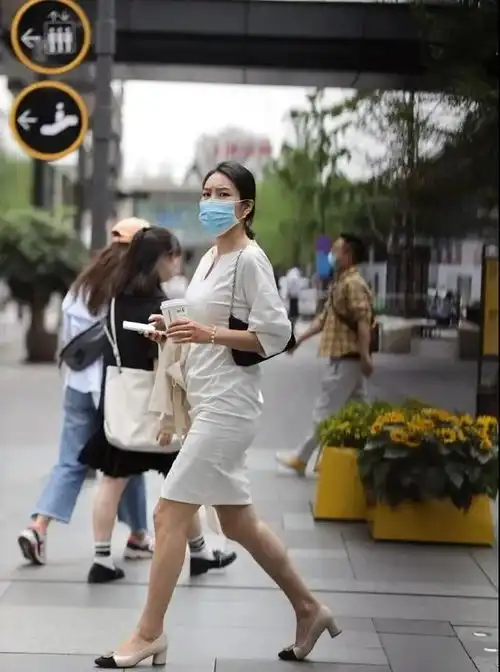 美女穿着一件白色裙子,令她看上去纯洁雅致