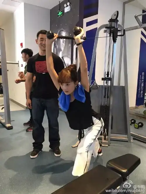 郭冬临45岁娇妻私照流出,冠军出身上过八次春晚的她完爆少女,靠的不止颜值