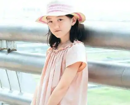 李亚鹏举办慈善晚宴,女儿李嫣画作被娄艺潇竞拍所得,追星成功