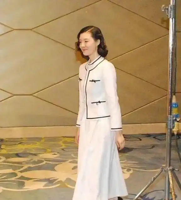女神车晓,穿小香风高跟鞋精致又优雅,40岁烫羊毛卷秀身材