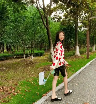 宋茜超强反季节穿搭,草莓衣配五分皮裤,又飒又可爱
