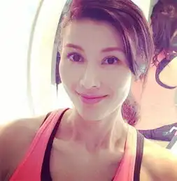 45岁李嘉欣健身身材保持似少女
