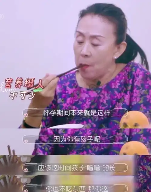 何雯娜首晒女儿正面照,宝宝眯眼咧嘴甜笑,好萌好可爱