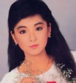 她因长得漂亮被琼瑶认干女儿,被前男友当街殴打,如今55岁生活幸福