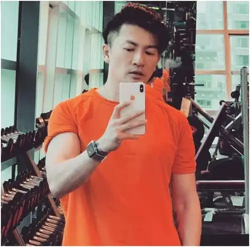 苏有朋晒瑜伽照,事实证明男人练起瑜伽来没女生什么事