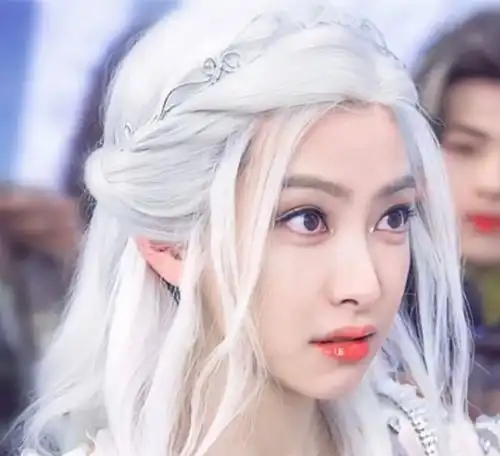 当女演员换上白发,张雪迎气质鞠婧祎梦幻,景甜美得好不真实