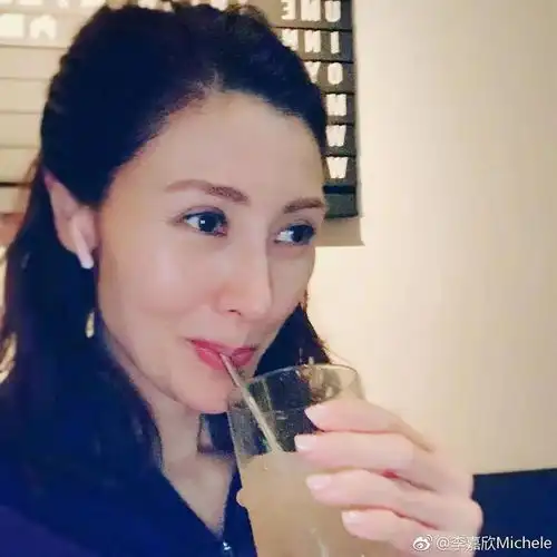真美女自拍都没啥包袱,关之琳一点滤镜都没加,刘亦菲让我失语了