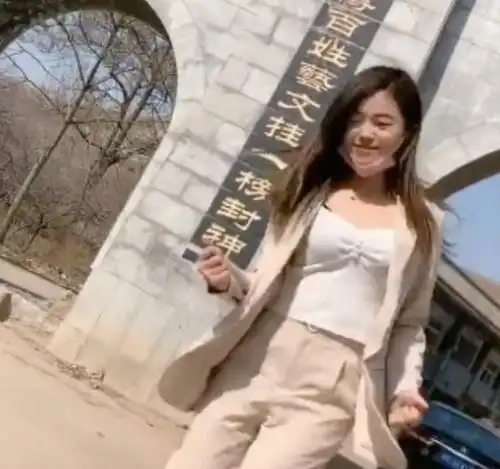 太痛心33岁网红女保安被粉丝杀害,都是直播打赏惹的祸