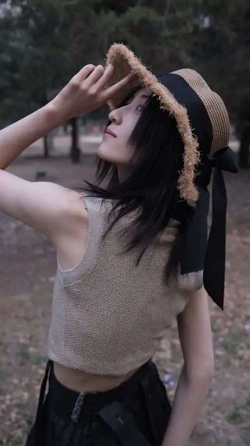张子枫林间漫步,穿黑色背带裙配咖色针织衫,元气满满少女感爆棚