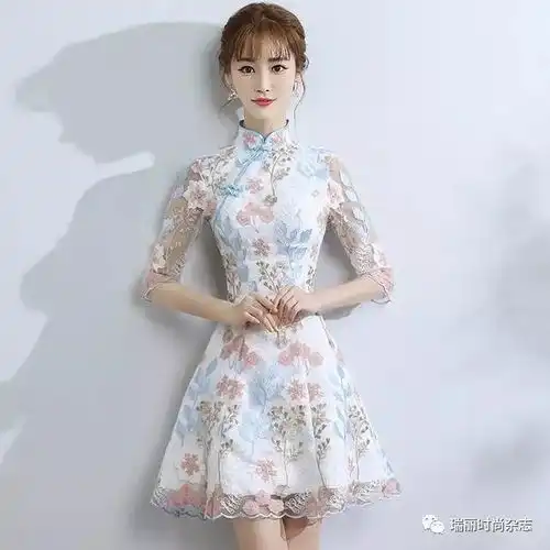看那个穿旗袍裙的女子,好美呀