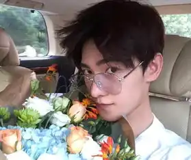 杨洋唯一一张紧身裤照曝光,看清萝卜腿,网友别再穿了