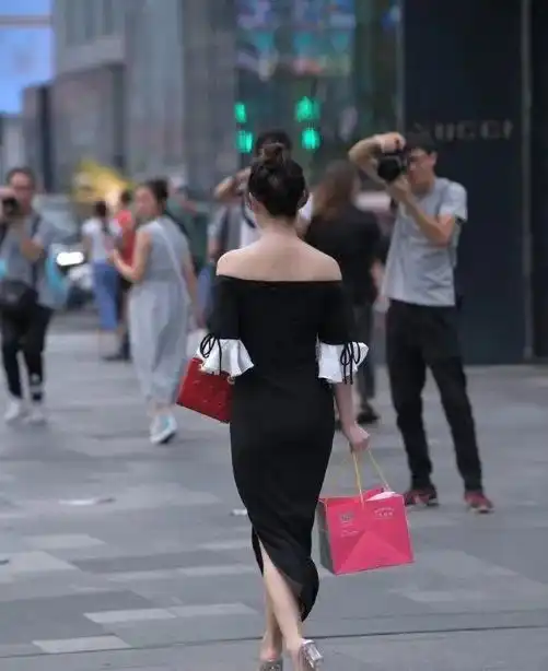 美女的黑白色一字肩裙,突出她沉稳大气又端庄的气质