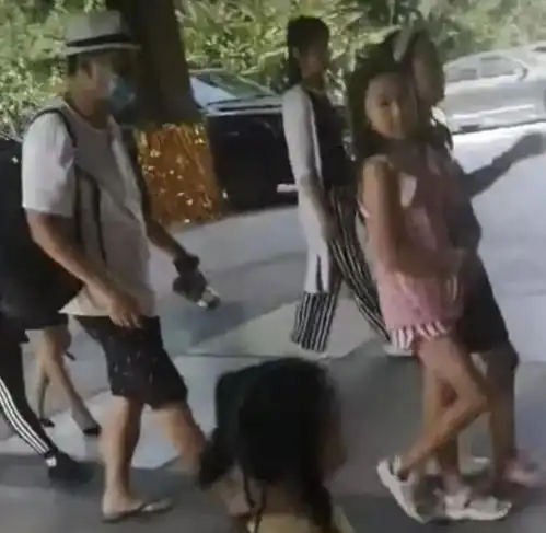 张嘉译一家三口出游,9岁女儿正脸超像爸,穿搭低调名字却有深意