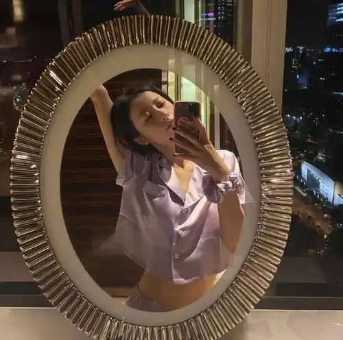 对镜自拍魔镜魔镜请告诉我谁是最能带货的女明星