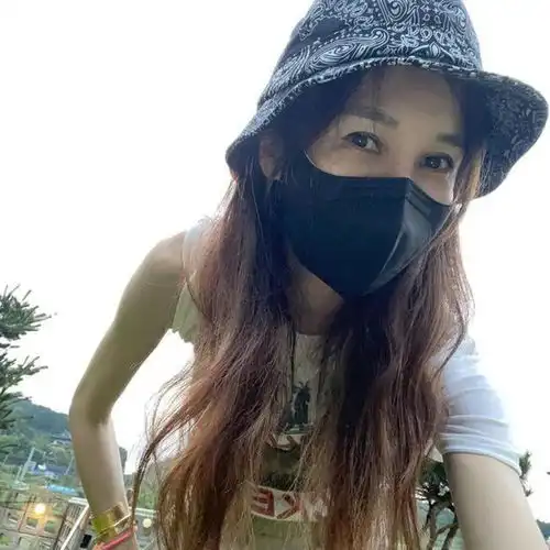 这个老婆太给力,老公严泰雄的烂摊子收拾干净,自己做上封面女郎