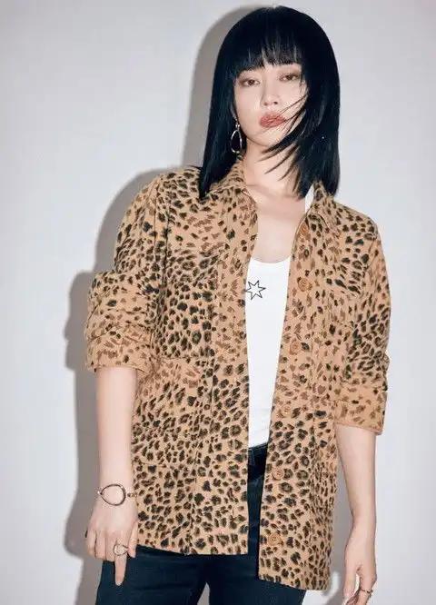 谭卓一改往日成熟女王范儿,挑战温柔优雅风穿搭,高级感十足