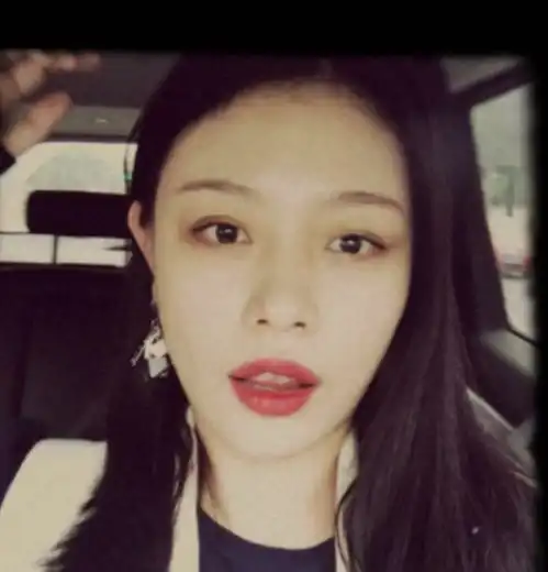 汪峰大女儿为闺蜜庆生,16岁小苹果露脐装打扮成熟神似葛荟婕
