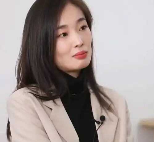 被造谣出轨快递员女子做出惊人举动她摘下口罩露出正脸