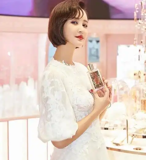 张歆艺暴瘦重回大婚名场面马甲线天鹅颈素颜超美,袁弘可骄傲了