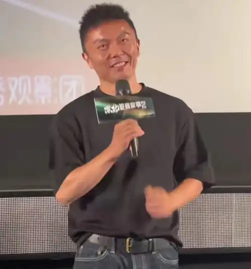 释小龙谢苗罕同框皮肤黝黑男人味足,网友唏嘘功夫片已辉煌不再