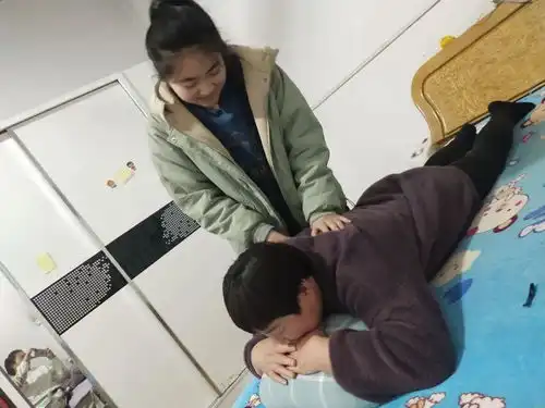 百善孝为先,安中学子在行动二为辛勤的父母按摩