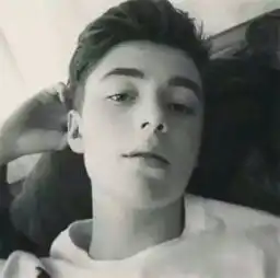 求同一男生的六张以上的高清图片越高清越好