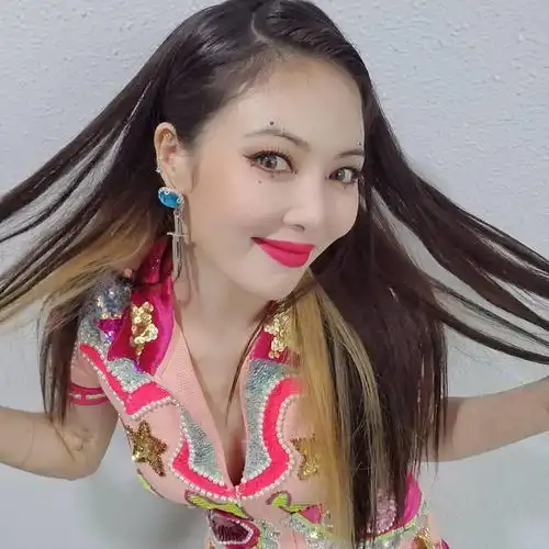 泫雅ins更新跟团队们的小美女合照不要太美泫雅个人写真白色经典