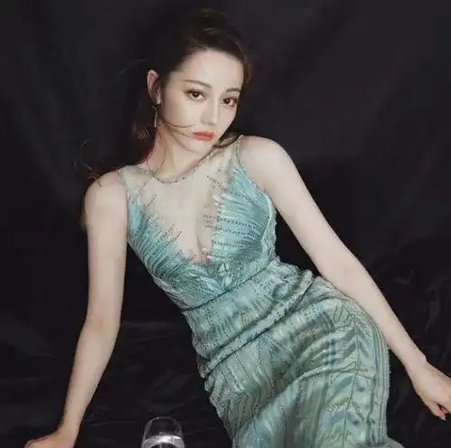 迪丽热巴穿透视v领凹造型故意不用手遮挡,s臀线太惊艳