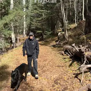 忙里偷得半日闲布克携爱犬出游与女友詹娜一起在森林中漫步