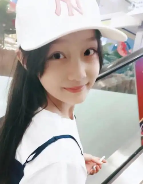 赵薇女儿悄悄长大,13岁被全网禁止整容,身高失控未来可期