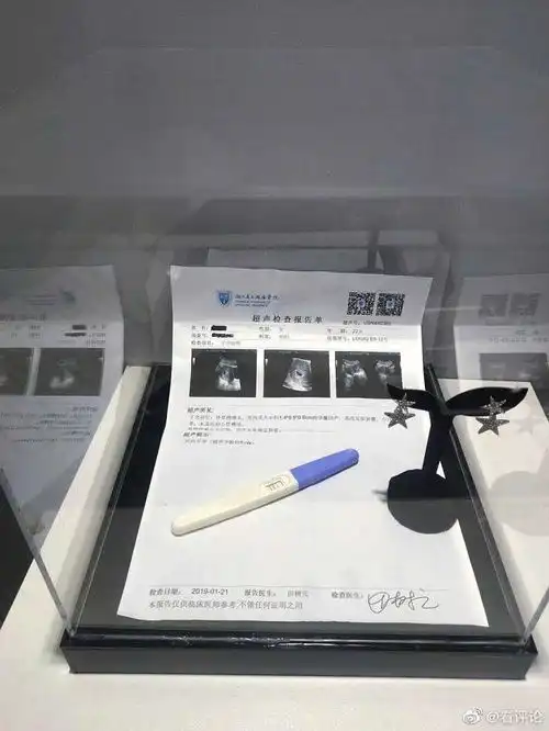 地铁老爷爷看手机