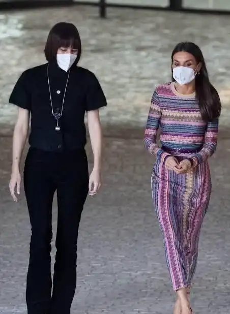 49岁莱后少女心永不老,穿彩虹连衣裙出席活动,好身材依旧如故
