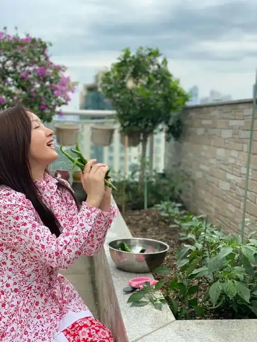 杨钰莹真是不老女神碎花裙配披肩发,49岁看着像小女孩