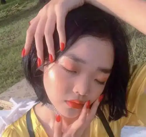 18岁的她,脸上全是亚洲人最嫌弃的缺陷,却成为lvgucci争夺的宠儿...