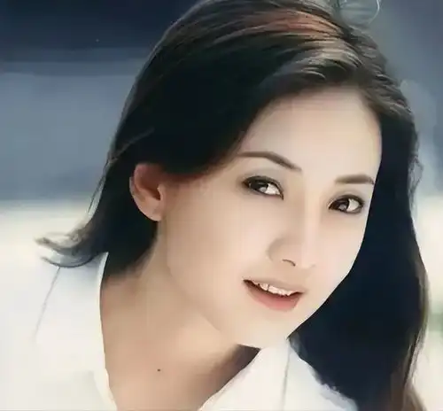 52岁牛莉近照曝光,肌肤白皙紧致,宛如20岁少女,状态惊艳引热议