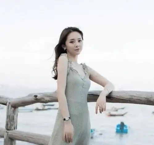 气质小姐姐外出旅游照,长相甜美又有气质网友爱辽爱辽