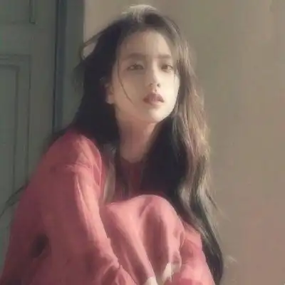 女生长发头像高冷微笑是我的伪装