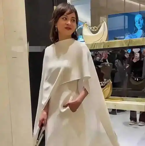 身材差还非要露,从周冬雨到李宇春,明星假性感各有各的尴尬