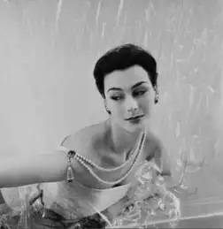 1950年代的珠宝拍摄,拥有天鹅颈的女子才能驾驭的华美珠宝