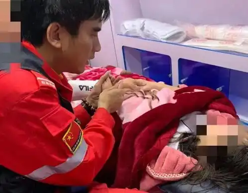 17岁少女煤气中毒紧急送往医院抢救