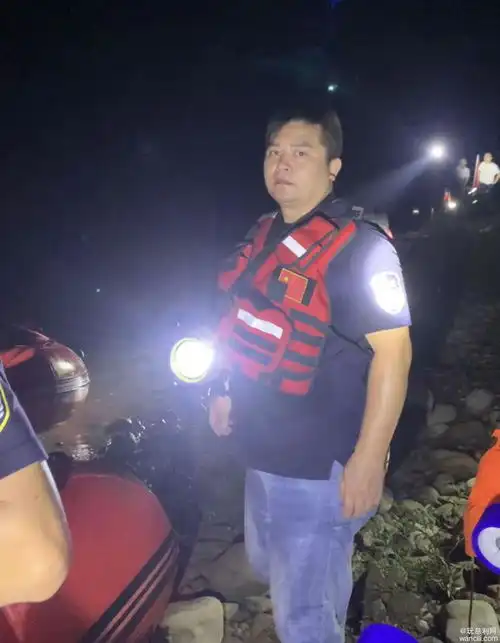 慈利雪狼救援队在澧水沙刀湾水域成功打捞16岁失足溺水少年