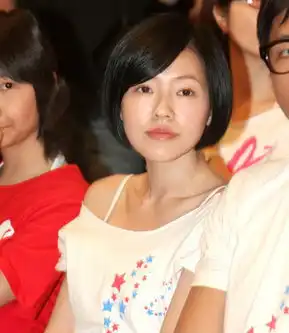 小s素颜亮相皮肤嫩似少女热心慈善挺黑人