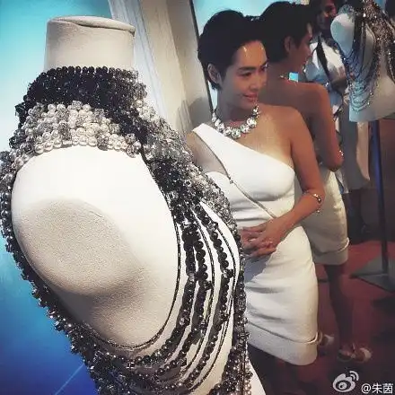 朱茵44岁还貌美如花,因为她老公是一个炫妻狂魔