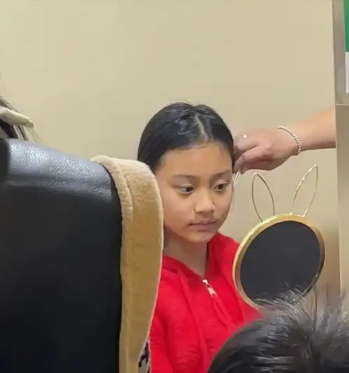 甜馨打耳洞被偶遇,身材发育明显,低头神似贾乃亮,网友坏女孩