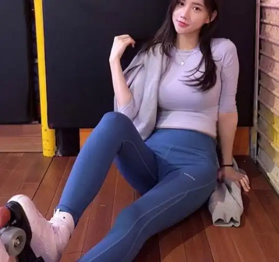 美女酷爱健身塑形,穿紧身裤凸显饱满身材,直言喜欢穿紧身短裤