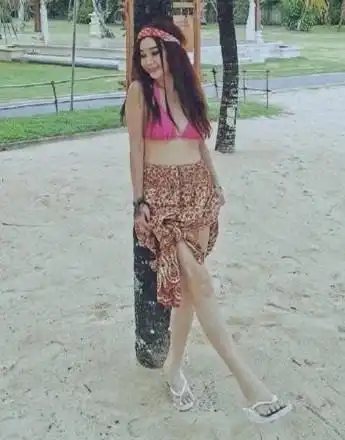 53岁温碧霞晒美照,身材逆天似少女,希望一切好起来