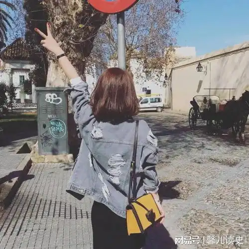 女同事突然问我借十万元,我答应了,之后,她居然向我表白了
