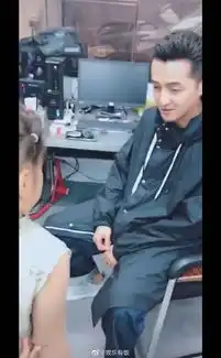 组图胡歌和小女孩合影宛如邻家哥哥网红滤镜下的模样太搞笑
